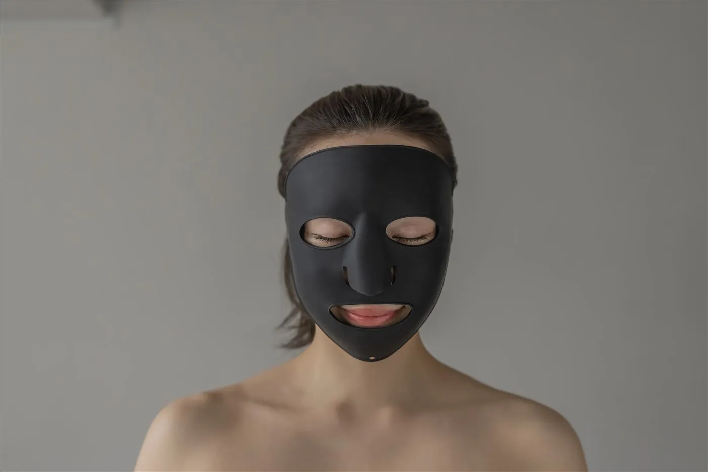 G-ZERO COIL FACIAL MASK(ブラック)を着用している女性のイメージ